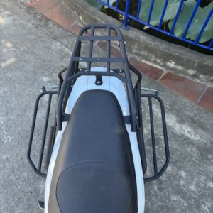 Porte-bagages arrière pour scooter électrique M-Biker VinFast Motio, acier noir mat, design moderne et durable - Product Image 2