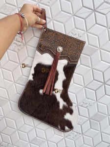 Chaussette de Noël artisanale pour la famille, en cuir repoussé à la main avec poils de vache, décoration suspendue pour sapin de Noël et cheminée, pour fêtes - Product Image 3