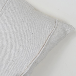 Funda de Cojín Moderna con Textura Bordada a Mano, Color Blanco Amarillento, con Flecos y Cierre de Cremallera, 100% Algodón, Personalizable, Suave para el Hogar - Product Image 4