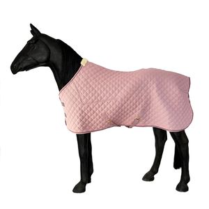 Couverture matelassée rose pour cheval, forme en U, avec grande rabat de queue et attaches en laiton, pour usage extérieur - Product Image 1