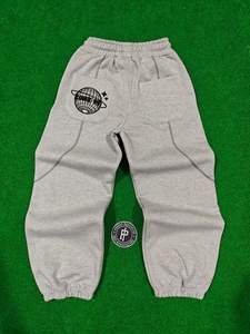 Pantalon de survêtement épais 100 % coton de haute qualité pour homme, style hip-hop streetwear, gris, molletonné, décontracté, avec logo personnalisé et coutures sur les panneaux - Product Image 3
