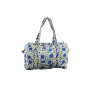 Sac de voyage matelassé vintage en coton biologique fait main, avec deux poignées, couleur unie, fermeture ouverte, idéal pour l'automne - Product Image 1