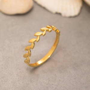 Bague en argent minimaliste avec motif feuille d'or jaune, design empilable, unisexe, pour usage quotidien - Product Image 2