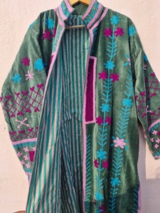 Abrigo de Invierno Largo Verde para Mujer, Estilo Boho Étnico, de Lujo, con Capucha, Acolchado, de Terciopelo Suzani, Ecológico, Resistente al Viento y Bordado - Product Image 4