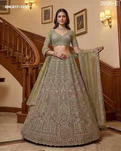 Conjunto de Lehenga-Choli de Novia con Red de Tul y Bordado Zari, Lentejuelas y Pedrería de Circonio, Novedad en Moda Nupcial para Mujer - Product Image 4