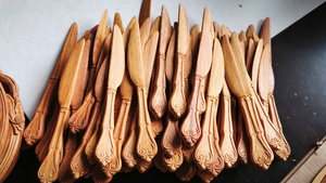 Cuillère longue en bois du Vietnam, en bois dur naturel, ustensile artisanal durable, outil sculpté pour servir le riz, la soupe, les plats sautés, mélanger les aliments, doré - Product Image 6