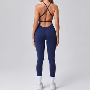 Conjunto de sujetador deportivo de soporte ligero y shorts de cintura alta personalizados al por mayor, con tiras y diseño frontal retorcido, ideal para yoga y running. - Product Image 4