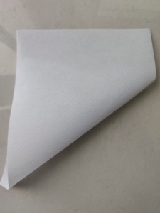 Tela ligera de polipropileno spunbond de 65 GSM, material textil no tejido blanco liso para bolsas de compras ecológicas. - Product Image 2