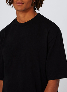 T-shirt noir oversize pour homme, coupe longue, style streetwear décontracté, épaules tombantes, en coton, Naimat Abbas Industries - Product Image 3