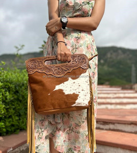 New Western Hand Tooled Hair On Hide Fur Bolsos con flecos de cuero Venta caliente Elegantes bolsos cruzados con correa de cuero tallado - Product Image 2