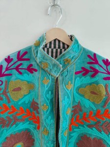 Chaqueta Corta de Terciopelo Azul Turquesa para Mujer, Bordada con Diseño Suzani, Estilo Boho Étnico Tradicional con Patrón Floral, Abertura Frontal - Product Image 2