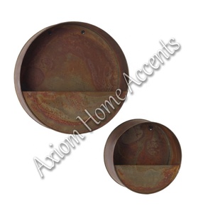 Elegante maceta colgante de metal con cadenas elegantes, ideal para exhibir plantas en casas y jardines por Axiom Home Accents - Product Image 6