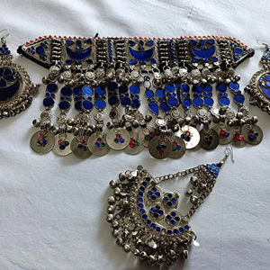 Conjuntos de joyería afgana de metal pesado de primera calidad con múltiples filas de monedas vintage y artesanía tradicional kuchi para ocasiones formales. - Product Image 1