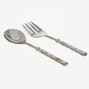 Ensemble exclusif de cuillères et fourchettes à salade en métal avec manche carré martelé pour la maison et les hôtels – Services à salade dorés - Product Image 2