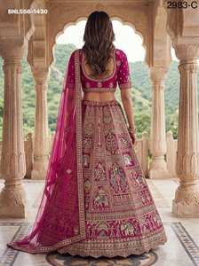 Ensemble de mariage ethnique le plus récent en soie Gadhwal de créateur, avec broderies et strass, comprenant un Lehenga, un Choli et un Dupatta - Product Image 6