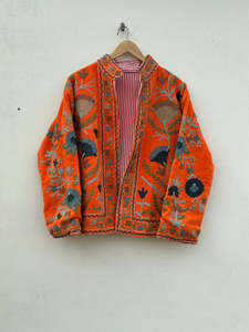 Chaqueta de terciopelo estilo bohemio indio para mujer con bordado Suzani, mangas largas, hecha a mano, ropa de moda étnica de boutique. - Product Image 1