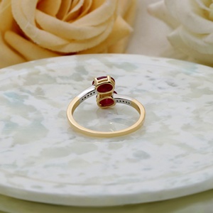 Bague Bypass à Deux Pierres en Or Jaune Massif 14K avec Rubis Naturel Oval et Diamants, Collection Memoria Jewels – Vente en Gros - Product Image 3