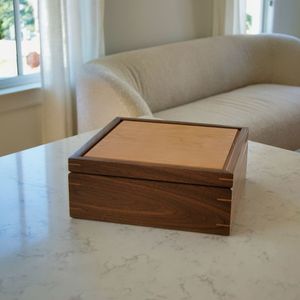 Boîte à bijoux en bois directement de l'usine, rectangulaire, avec couvercle à charnières, design minimaliste, 1 couche, passe au lave-vaisselle, 33*15*85cm - Product Image 1
