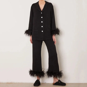 Ensemble de pyjama en satin pour femme, manches longues, longueur genou, garniture en plumes, élégant, noir, 2 pièces, col rond, taille élastique, fermeture boutonnée - Product Image 3