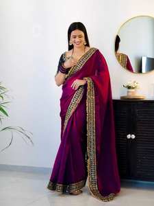 Sari en satin de soie magenta Fendy brodé avec des paillettes et une bordure en dentelle fantaisie, accompagné d'un chemisier en soie mono diamant de créateur - Product Image 3