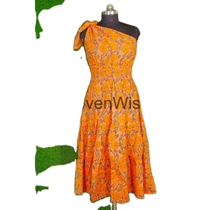 ชุดเดรสผ้าฝ้ายเอวสีล้วนเปิดไหล่ข้างเดียวสไตล์หวานสำหรับปาร์ตี้เอวสูงออกแบบโลโก้ได้ตามต้องการ - Product Image 2