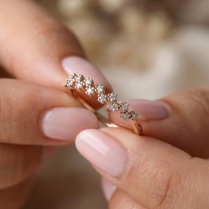 Bague demi-éternité minimaliste en or rose 14 carats avec diamant rond de laboratoire VS1, bijoux pour les occasions spéciales pour femmes - Product Image 2