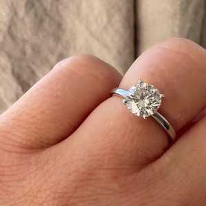 แหวนเพชรทรงกลม 1 กะรัต เพาะเลี้ยงในห้องปฏิบัติการ แหวนหมั้นทองคำแท้ 10K 14K 18K ผู้ผลิตแหวนเพชรเม็ดเดี่ยวสำหรับขอแต่งงาน ขายส่งเครื่องประดับ - Product Image 1