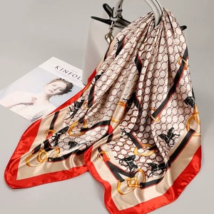 Personnalisez votre propre foulard carré imprimé avec votre logo, bandana de haute qualité pour femmes, pour mariage - Product Image 3