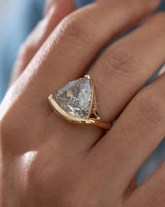 Descubre la elegancia atemporal con nuestra joyería de lujo de oro de 18 quilates con diamantes, elaborada con precisión y brillo genuino y certificado. - Product Image 3