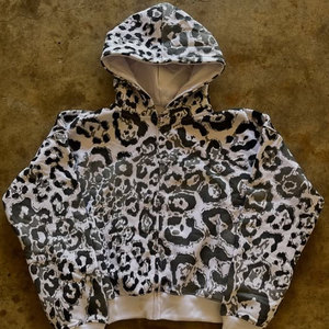 Sweat à capuche ample et court en molleton 100% coton français, bleu foncé, imprimé intégral, avec épaules tombantes, poches latérales, motif léopard, grammage lourd 420 g/m² - Product Image 1
