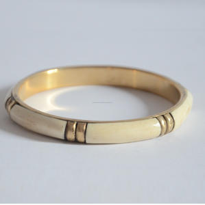 Bracelet en laiton poli fait main OEM Belle Kangan Tribal Fusion Sculpture de travail en résine osseuse moderne Artisanat en métal antique - Product Image 4