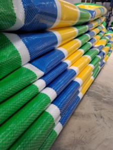 Bâche imperméable rayée robuste pour usage extérieur, couleurs bleu, vert, jaune, en tissu tissé - Product Image 3