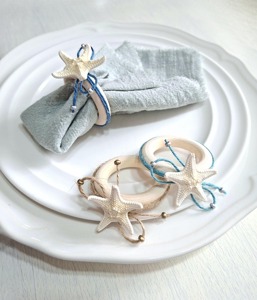 Anneau de serviette en bois blanc style étoile de mer, idéal pour les restaurants pour créer une table élégante et bien rangée, provenant d'Inde. - Product Image 1