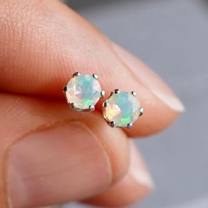 Boucles d'oreilles clous en opale Welo éthiopienne ronde facettée 4 mm, en argent sterling 925, bijoux minimalistes délicats avec pierres précieuses, livrées en coffret cadeau pour elle - Product Image 1