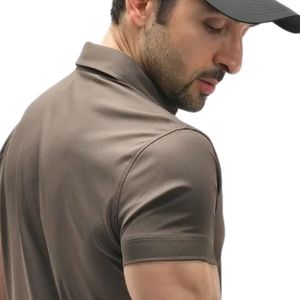 Polo à manches courtes marron pour homme, coupe ajustée décontractée, col classique, t-shirt doux et léger, idéal pour le golf, le tennis, l'entraînement et le quotidien - Product Image 4