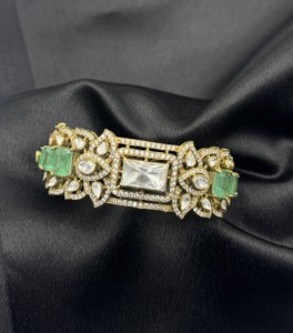 Pulsera de Plata 925 Premium con Moissanita Color Esmeralda, Joyería de Diseño con Acabado en Oro Antiguo para Mujer - Product Image 1