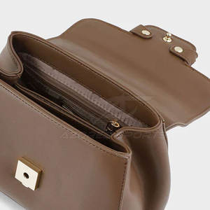 Sac à bandoulière pour femme en cuir véritable durable avec fermeture éclair - Sac à main élégant et stylé pour un usage quotidien - Product Image 6