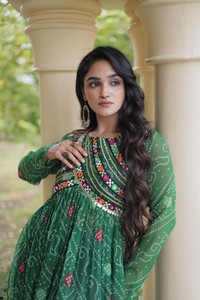 Haut en faux georgette brodé Bandhani avec patchwork, taille unique, longueur cheville, coupe ample, tenue traditionnelle pour femme, Inde - Product Image 5