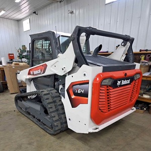 Achetez la puissante chargeuse compacte sur chenilles Bobcat T64 conçue pour une performance maximale sur le sable boueux, le gravier et les terrains inégaux - Product Image 2
