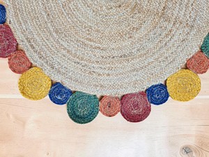 Tapis rond artisanal en jute avec bordure patchwork colorée, style bohème, pour la décoration de salon. - Product Image 4