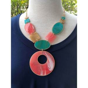 Collier tendance en perles de résine, bijou léger et confortable pour femme, idéal pour le quotidien et les soirées - Product Image 1