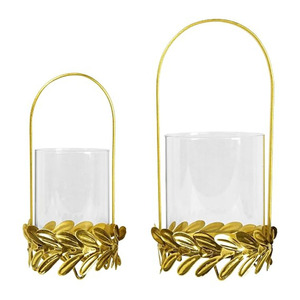 Ensemble de porte-bougies élégants en métal doré avec cylindres en acrylique et poignées cintrées pour une décoration intérieure chic et une ambiance lumineuse. - Product Image 1