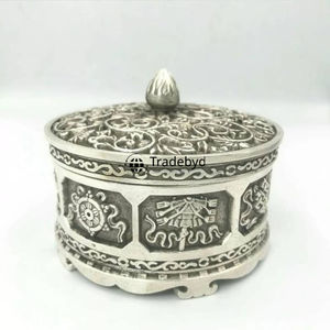 Caja de Almacenamiento de Metal Artesanal, Elegante Caja Decorativa de Sobremesa por Tradebyd - Product Image 1