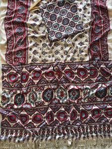 Robe de soirée premium pour femme en semi-soie modale, ornée de broderies miroir et d'un bordure richement décorée de latkan, longueur cheville, infroissable et extensible - Product Image 6