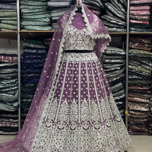 ชุดเลเฮนกาโชลีผ้าเน็ตเนื้อหนาคุณภาพพรีเมียม พร้อมงานปักลายสวยงาม ประดับด้วยดิ้นและเลื่อมแฟนซี สำหรับคอลเลคชั่นงานแต่งงาน - Product Image 1