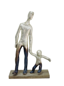 Sculpture moderne en aluminium doré de père et de fils - Figurine familiale abstraite artisanale pour la décoration de la maison sur base en bois - Product Image 2