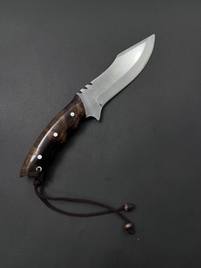 Couteau de chasse et de survie Bowie à lame fixe, fait main, en acier Damas, à pointe clip, à bord biseauté, avec manche en bois et en acier - Product Image 5