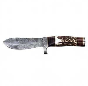 Couteau de chasse artisanal en acier Damas à motif plume, manche en bois de cerf et garde en Damas - Product Image 1
