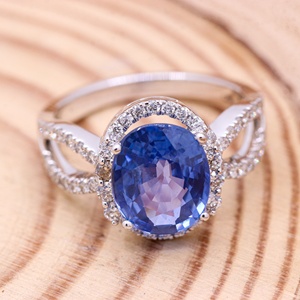 Bague de fiançailles en or blanc 18 carats avec saphir bleu naturel ovale et halo de diamants, à double sangle, Memoria Jewels - Product Image 4