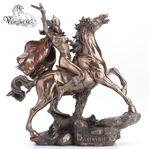 Figurine en résine de luxe peinte à la main, design vénétien - mythologie grecque et romaine - Valkyrie - décoration d'intérieur - Product Image 2